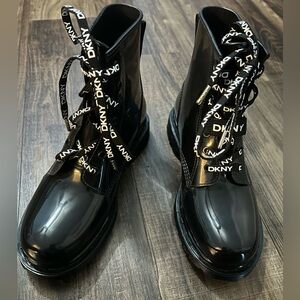10M DKNY Shiny Black Waterproof Combat Boots Lace Up Women's 7 DKNY Logo